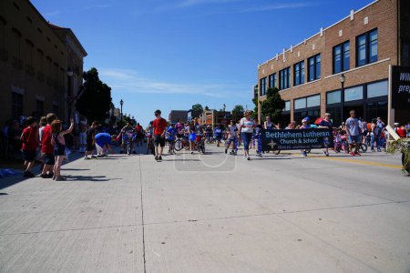 Téléchargez les photos : Sheboygan, Wisconsin / États-Unis - 4 juillet 2019 : De nombreux membres de la communauté sont venus assister au défilé du festival de la fierté de la liberté du 4 juillet au centre-ville. - en image libre de droit