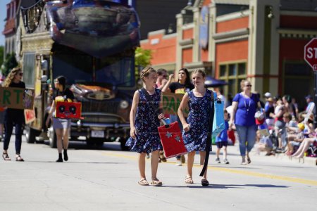 Téléchargez les photos : Sheboygan, Wisconsin États-Unis - 4 juillet 2019 : Le bus du centre d'art John Michael Kohler et ses membres défilent le 4 juillet - en image libre de droit