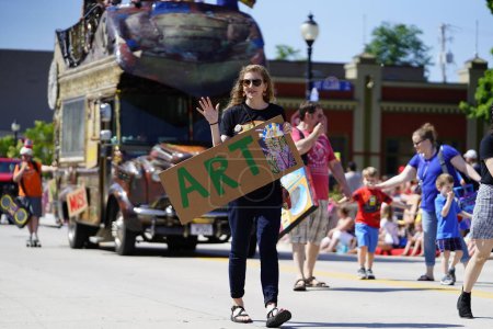Foto de Sheboygan, Wisconsin, EE.UU. - 4 de julio de 2019: John Michael Kohler bus del centro de arte y miembros en desfile para el 4 de julio - Imagen libre de derechos