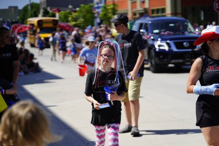 Téléchargez les photos : Sheboygan, Wisconsin États-Unis - 4 juillet 2019 : Bethléem église luthérienne et école adultes et enfants membres habillés en couleurs de fierté de la liberté américaine distribuant des bonbons aux spectateurs en parade - en image libre de droit
