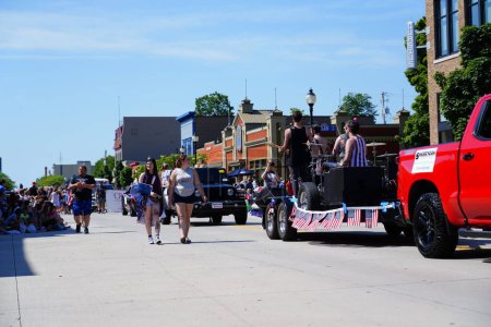 Foto de Sheboygan, Wisconsin / Estados Unidos - 4 de julio de 2019: Muchos miembros de la comunidad salieron para ser espectadores y ver el desfile del festival del orgullo de la libertad del 4 de julio en el centro de la ciudad. - Imagen libre de derechos
