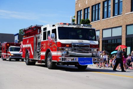 Foto de Sheboygan, Wisconsin / Estados Unidos - 4 de julio de 2019: Los bomberos y camiones de rescate del departamento de bomberos de Sheboygan participaron en el desfile del orgullo por la libertad el 4 de julio. - Imagen libre de derechos