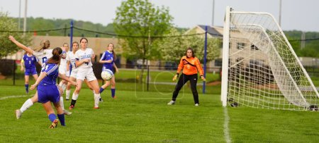 Téléchargez les photos : Oshkosh, Wisconsin États-Unis - avril 9th, 2022 : Jeunes joueuses de soccer adultes jouées dans le tournoi de pré-saison du Oshkosh United Soccer Club. - en image libre de droit
