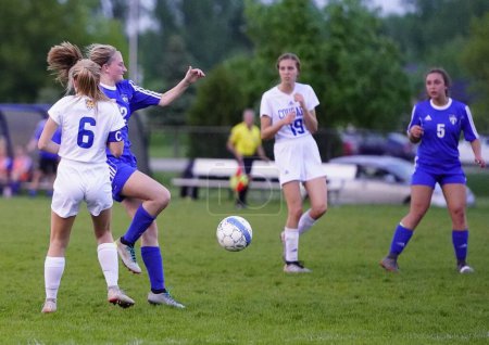 Téléchargez les photos : Oshkosh, Wisconsin États-Unis - avril 9th, 2022 : Jeunes joueuses de soccer adultes jouées dans le tournoi de pré-saison du Oshkosh United Soccer Club. - en image libre de droit