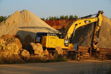 Foto de Tomah, Wisconsin, EE.UU. - 17 de septiembre de 2022: 349F excavadora Caterpillar no se utiliza en el sitio de excavación de grava - Imagen libre de derechos