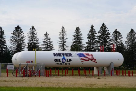 Téléchargez les photos : Reedsburg, Wisconsin États-Unis - 17 septembre 2022 : Meyer Oil LP supply tank providing propane gas to the community. - en image libre de droit