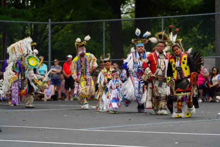 Foto de Wisconsin Dells, Wisconsin, EE.UU. - 17 de septiembre de 2022: Los nativos americanos de Ho - Chunk nation preformaron danzas y rituales nativos frente a los espectadores. - Imagen libre de derechos