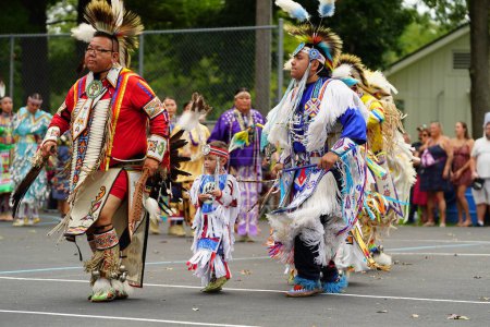 Foto de Wisconsin Dells, Wisconsin, EE.UU. - 17 de septiembre de 2022: Los nativos americanos de Ho - Chunk nation preformaron danzas y rituales nativos frente a los espectadores - Imagen libre de derechos