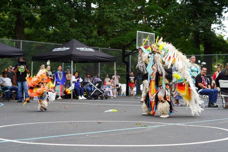 Foto de Wisconsin Dells, Wisconsin, EE.UU. - 17 de septiembre de 2022: Los nativos americanos de Ho - Chunk nation preformaron danzas y rituales nativos frente a los espectadores. - Imagen libre de derechos