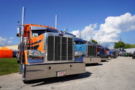 Foto de Waupun, Wisconsin, EE.UU. - 11 de agosto de 2023: Muchos camiones semi coloridos diferentes aparecieron en el Truck-n-Show anual de Waupun. - Imagen libre de derechos