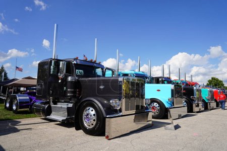 Téléchargez les photos : Waupun, Wisconsin USA - 11 août 2023 : De nombreux semi-camions colorés se sont présentés au Truck-n-Show annuel de Waupun. - en image libre de droit