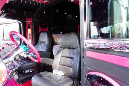Téléchargez les photos : Waupun, Wisconsin États-Unis - 11 août 2023 : Cabine intérieure d'un semi-camion rose et noir. - en image libre de droit