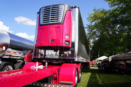 Téléchargez les photos : Waupun, Wisconsin États-Unis - 11 août 2023 : Cabine intérieure d'un semi-camion rose et noir. - en image libre de droit