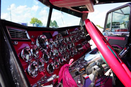 Foto de Waupun, Wisconsin, EE.UU. - 11 de agosto de 2023: Cabina interior de un semirremolque rosa y negro. - Imagen libre de derechos
