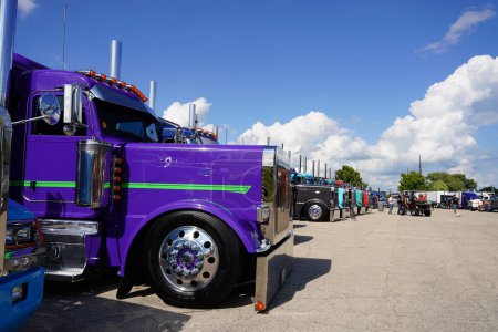 Téléchargez les photos : Waupun, Wisconsin USA - 11 août 2023 : De nombreux semi-camions colorés se sont présentés au Truck-n-Show annuel de Waupun. - en image libre de droit