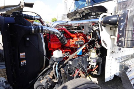 Foto de Waupun, Wisconsin, EE.UU. - 11 de agosto de 2023: 2021 Cummings Diesel X15 motor en el interior de semirremolques y camiones de plataforma grande. - Imagen libre de derechos