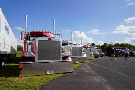 Foto de Waupun, Wisconsin, EE.UU. - 11 de agosto de 2023: Muchos camiones semi coloridos diferentes aparecieron en el Truck-n-Show anual de Waupun. - Imagen libre de derechos