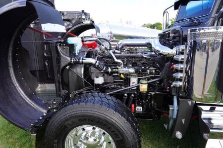 Téléchargez les photos : Waupun, Wisconsin États-Unis - août 11th, 2023 : 2021 Cummings Moteur diesel X15 à l'intérieur des semi-camions et des gros camions de plate-forme. - en image libre de droit
