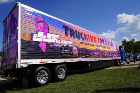 Téléchargez les photos : Waupun, Wisconsin États-Unis - 11 août 2023 : Camionnage pour la guérison semi-camion un groupe de soutien pour le cancer du pancréas était exposé au Truck-n-Show annuel. - en image libre de droit