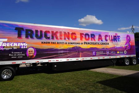 Foto de Waupun, Wisconsin, EE. UU. - 11 de agosto de 2023: Camionaje para el camión semirremolque Cure, un grupo de apoyo para el cáncer de páncreas se mostró en el Truck-n-Show anual. - Imagen libre de derechos