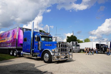 Foto de Waupun, Wisconsin, EE. UU. - 11 de agosto de 2023: Camionaje para el camión semirremolque Cure, un grupo de apoyo para el cáncer de páncreas se mostró en el Truck-n-Show anual. - Imagen libre de derechos