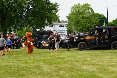 Foto de Fond du Lac, Wisconsin, EE.UU. - 1 de agosto de 2023: La policía local, el sheriff y los oficiales de bomberos se reunieron con las familias de la comunidad para el evento de diversión familiar National Night Out - Imagen libre de derechos