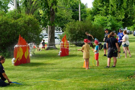 Téléchargez les photos : Fond du Lac, Wisconsin États-Unis - 1er août 2023 : Police locale, shérif et pompiers se sont réunis avec des familles communautaires pour l "événement National Night Out family fun - en image libre de droit