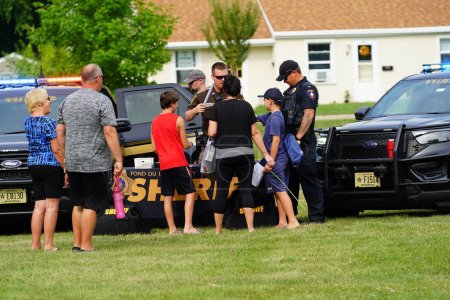 Téléchargez les photos : Fond du Lac, Wisconsin États-Unis - 1er août 2023 : Police locale, shérif et pompiers se sont réunis avec des familles communautaires pour l "événement National Night Out family fun - en image libre de droit