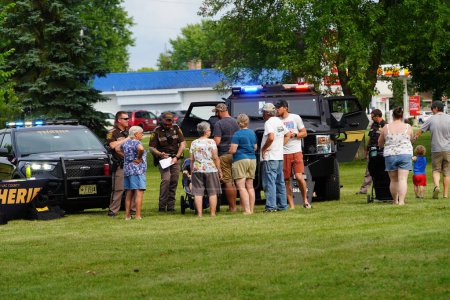 Foto de Fond du Lac, Wisconsin, EE.UU. - 1 de agosto de 2023: La policía local, el sheriff y los oficiales de bomberos se reunieron con las familias de la comunidad para el evento de diversión familiar National Night Out - Imagen libre de derechos