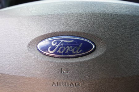Foto de Fond du Lac, Wisconsin EE.UU. - 10 de agosto de 2023: letrero del logotipo de la compañía Ford en el volante gris de un automóvil. - Imagen libre de derechos