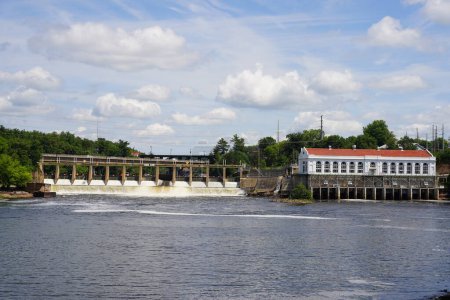 Foto de Wisconsin Dells, Wisconsin, EE.UU. - 31 de julio de 2023: La central hidroeléctrica Kilbourn Dam se encuentra en el río Wisconsin sirviendo electricidad a la comunidad. - Imagen libre de derechos