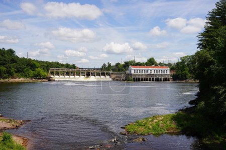Foto de Wisconsin Dells, Wisconsin, EE.UU. - 31 de julio de 2023: La central hidroeléctrica Kilbourn Dam se encuentra en el río Wisconsin sirviendo electricidad a la comunidad. - Imagen libre de derechos