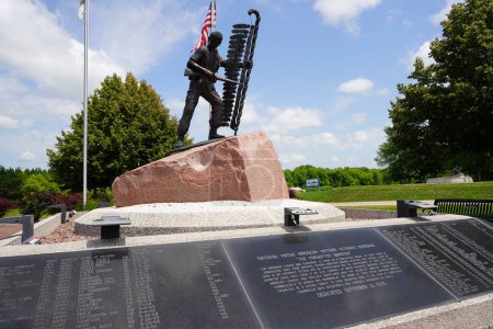 Téléchargez les photos : Neillsville, Wisconsin États-Unis - 28 juillet 2023 : Fragments, L'Hommage aux anciens combattants du Wisconsin au parc commémoratif des anciens combattants de Highground. - en image libre de droit