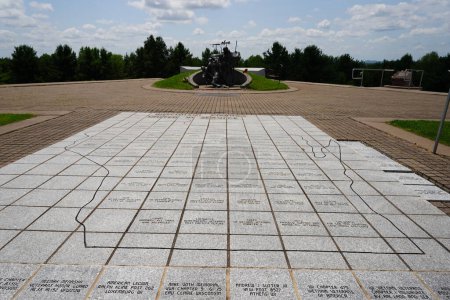 Téléchargez les photos : Neillsville, Wisconsin États-Unis - 29 mai 2023 : Fragments, L'Hommage aux anciens combattants du Wisconsin au parc commémoratif des anciens combattants de Highground. - en image libre de droit