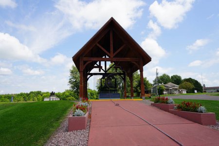 Foto de Neillsville, Wisconsin - 28 de julio de 2023: Replica Liberty Bell se encuentra en el veterano parque conmemorativo Highground. - Imagen libre de derechos