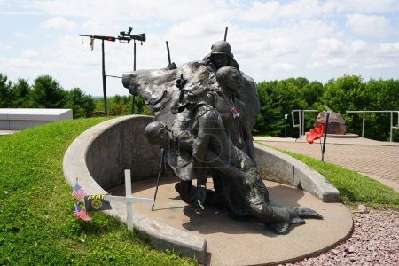 Foto de Neillsville, Wisconsin, Estados Unidos - 28 de julio de 2023: Fragmentos, The Wisconsin Vietnam Veterans Tribute stands at Highground veteran memorial Park. - Imagen libre de derechos