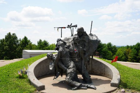 Foto de Neillsville, Wisconsin, Estados Unidos - 28 de julio de 2023: Fragmentos, The Wisconsin Vietnam Veterans Tribute stands at Highground veteran memorial Park. - Imagen libre de derechos