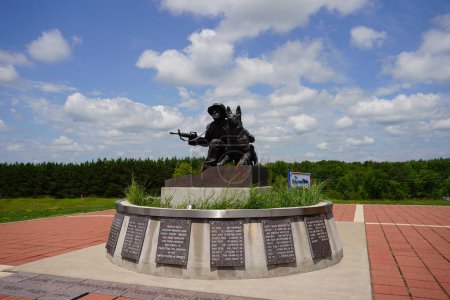 Téléchargez les photos : Neillsville, Wisconsin USA - 28 juil. 2023 : Hommage à un chien de travail militaire à Highground Wisconsin Veteran Memorial site. - en image libre de droit