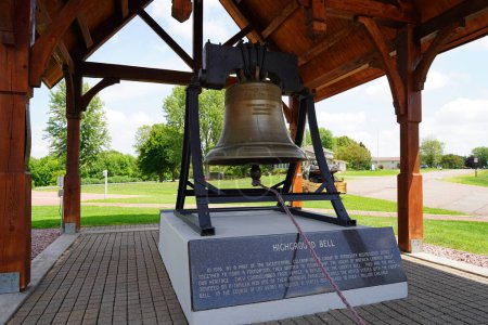 Foto de Neillsville, Wisconsin - 28 de julio de 2023: Replica Liberty Bell se encuentra en el veterano parque conmemorativo Highground. - Imagen libre de derechos