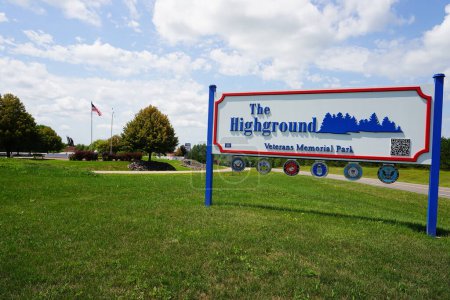 Foto de Neillsville, Wisconsin, EE.UU. - 28 de julio de 2023: Señal de tráfico de The Highground veterans Memorial Park. - Imagen libre de derechos