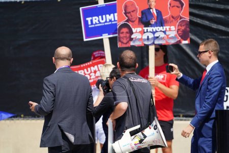 Téléchargez les photos : Milwaukee, Wisconsin États-Unis - 23 août 2023 : Les partisans de Trump se sont rassemblés et se sont rassemblés au Fiserv Forum lors du débat présidentiel républicain de 2024 - en image libre de droit