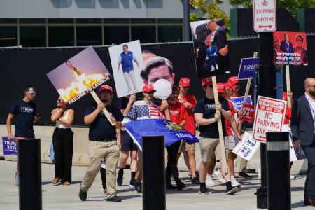 Téléchargez les photos : Milwaukee, Wisconsin États-Unis - 23 août 2023 : Les partisans de Trump se sont rassemblés et se sont rassemblés au Fiserv Forum lors du débat présidentiel républicain de 2024 - en image libre de droit