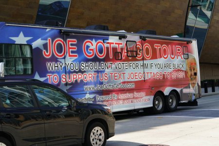 Téléchargez les photos : Milwaukee, Wisconsin États-Unis - 23 août 2023 : Des fourgonnettes et des autobus avec des panneaux anti-Joe Biden circulaient dans les rues de Milwaukee pendant le débat républicain présidentiel - en image libre de droit
