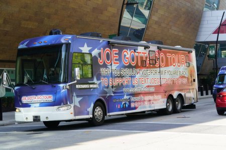 Téléchargez les photos : Milwaukee, Wisconsin États-Unis - 23 août 2023 : Des fourgonnettes et des autobus avec des panneaux anti-Joe Biden circulaient dans les rues de Milwaukee pendant le débat républicain présidentiel - en image libre de droit