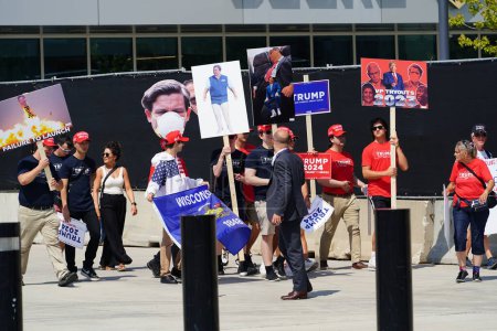 Téléchargez les photos : Milwaukee, Wisconsin États-Unis - 23 août 2023 : Les partisans de Trump se sont rassemblés et se sont rassemblés au Fiserv Forum lors du débat présidentiel républicain de 2024. - en image libre de droit