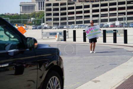 Téléchargez les photos : Milwaukee, Wisconsin États-Unis - 23 août 2023 : Un partisan de LGBTQIA2S + tient une pancarte disant Be Gay Fund Abortion tout en essayant de bloquer la rue des représentants républicains américains qui tentent d'entrer. - en image libre de droit