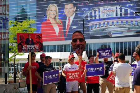 Foto de Milwaukee, Wisconsin, EE.UU. - 23 de agosto de 2023: Los partidarios de Trump se reunieron y se reunieron en el Foro Fiserv durante el debate presidencial republicano de 2024. - Imagen libre de derechos
