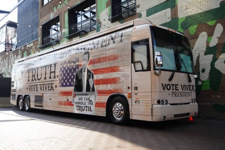 Foto de Milwaukee, Wisconsin, EE.UU. - 23 de agosto de 2023: Vivek Ramaswamy autobús turístico presidencial se estacionó fuera del Foro Fiserv durante el debate presidencial republicano de 2024 - Imagen libre de derechos