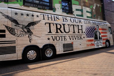 Foto de Milwaukee, Wisconsin, EE.UU. - 23 de agosto de 2023: Vivek Ramaswamy autobús turístico presidencial se estacionó fuera del Foro Fiserv durante el debate presidencial republicano de 2024 - Imagen libre de derechos