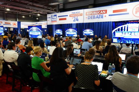 Foto de Milwaukee, Wisconsin, EE.UU. - 23 de agosto de 2023: Entre bastidores de la sala de prensa del debate republicano presidencial de 2024. - Imagen libre de derechos